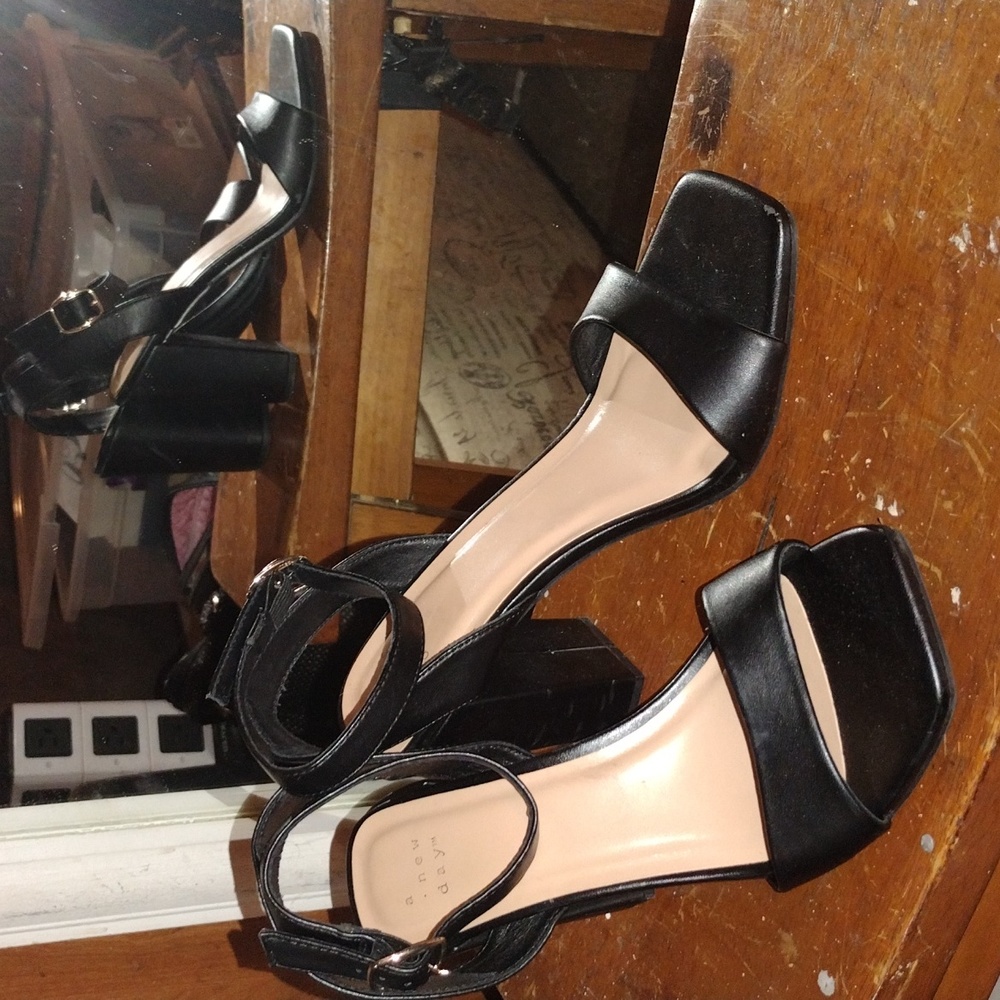 Brand New a. New. Day heels